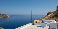Terrasse ensoleillée avec chaises et vue sur la mer